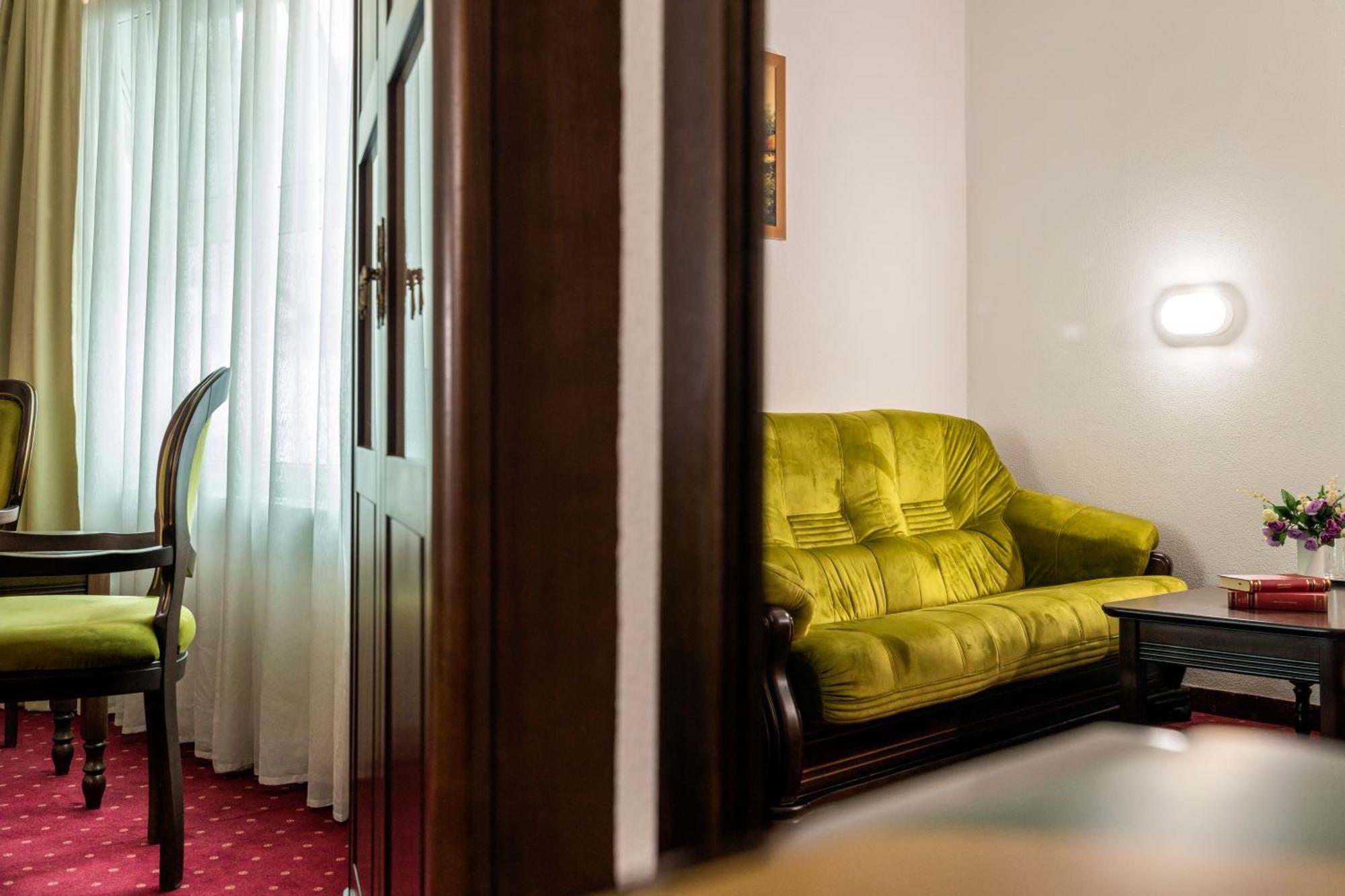 Hotel Cornul Vanatorului Pitesti Exterior photo