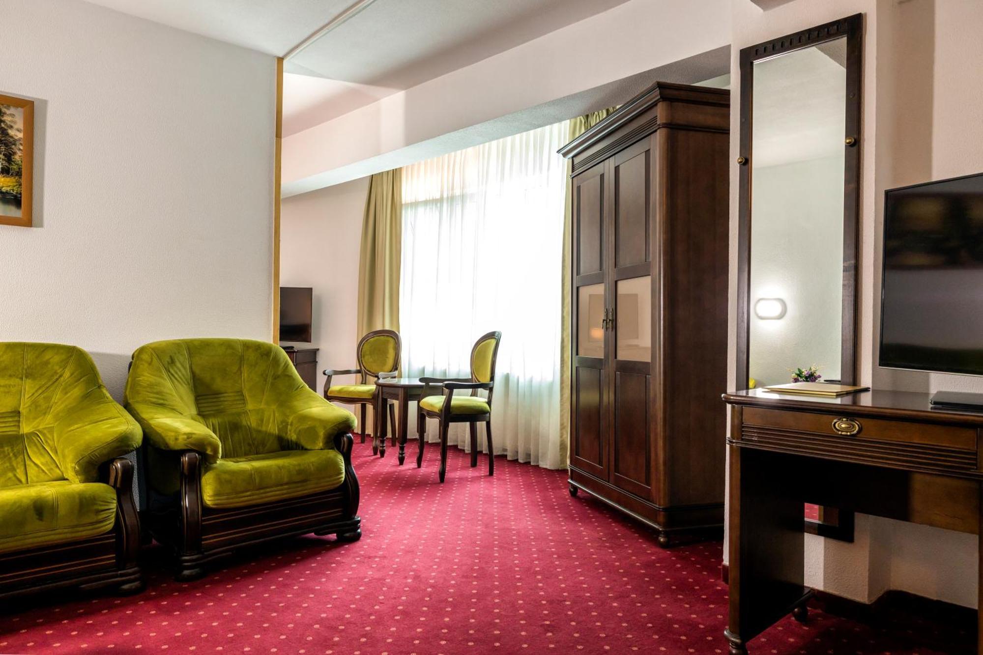 Hotel Cornul Vanatorului Pitesti Exterior photo