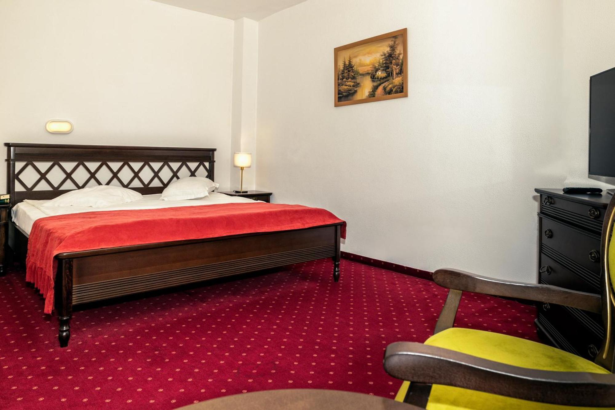 Hotel Cornul Vanatorului Pitesti Exterior photo