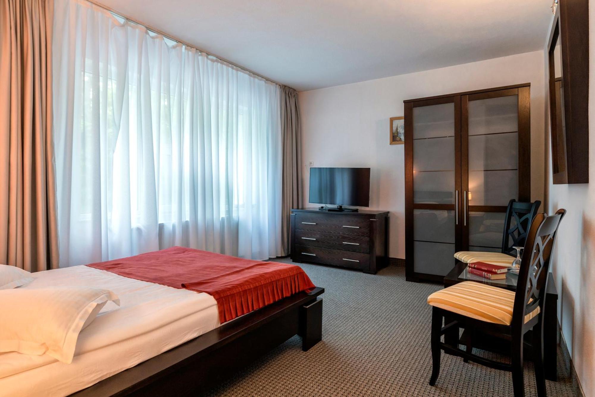 Hotel Cornul Vanatorului Pitesti Exterior photo
